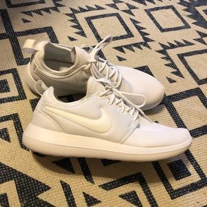 White Nike roshe women’s 7